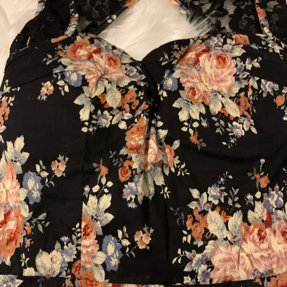 Classy top built in bra ,lace straps, zipper back fitted top 🥰 - Picture 3 of 4